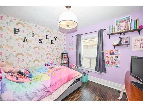 5215 Palmer Avenue, Niagara Falls, ON - Indoor Photo Showing Bedroom