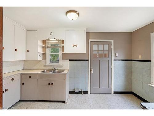 11 1/2 Willow Street, St. Catharines, ON - Indoor Photo Showing Kitchen With Double Sink