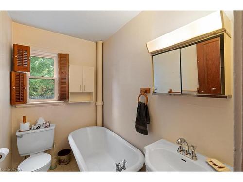 11 1/2 Willow Street, St. Catharines, ON - Indoor Photo Showing Bathroom