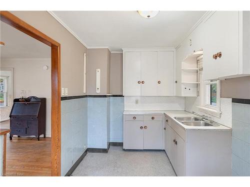 11 1/2 Willow Street, St. Catharines, ON - Indoor Photo Showing Kitchen With Double Sink