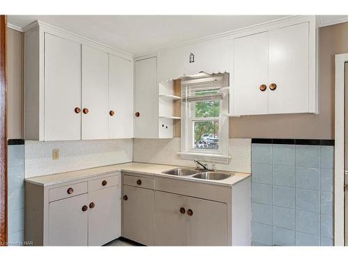 11 1/2 Willow Street, St. Catharines, ON - Indoor Photo Showing Kitchen With Double Sink