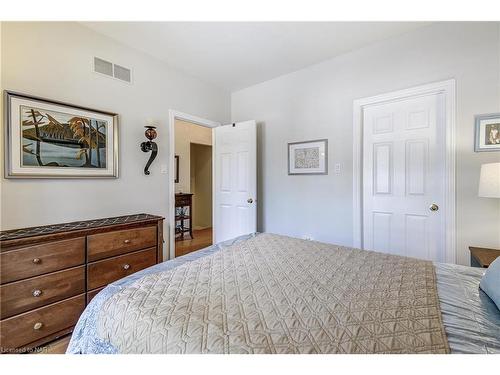 23-608 Simcoe Street, Niagara-On-The-Lake, ON - Indoor Photo Showing Bedroom