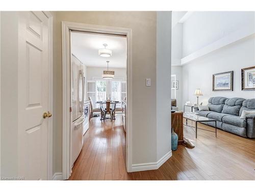 23-608 Simcoe Street, Niagara-On-The-Lake, ON - Indoor Photo Showing Living Room