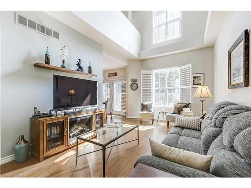 23-608 Simcoe Street, Niagara-On-The-Lake, ON - Indoor Photo Showing Living Room