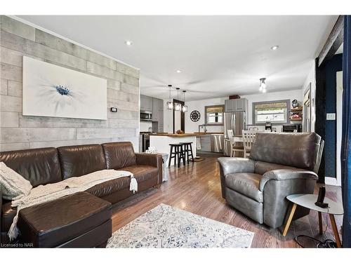 908 Netherby Road, Welland, ON - Indoor Photo Showing Living Room