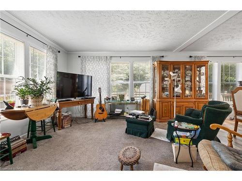 908 Netherby Road, Welland, ON - Indoor Photo Showing Living Room