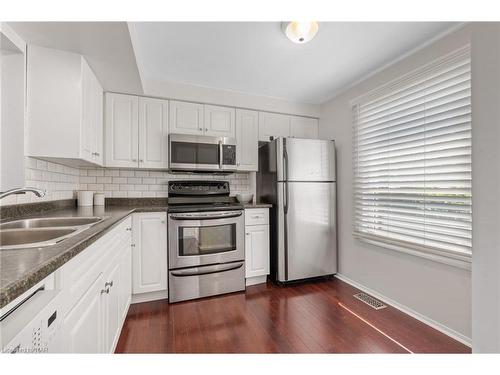 35-242 Lakeport Road, St. Catharines, ON - Indoor Photo Showing Kitchen With Double Sink