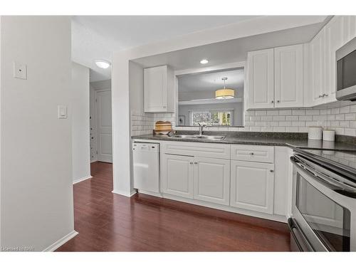 35-242 Lakeport Road, St. Catharines, ON - Indoor Photo Showing Kitchen With Double Sink