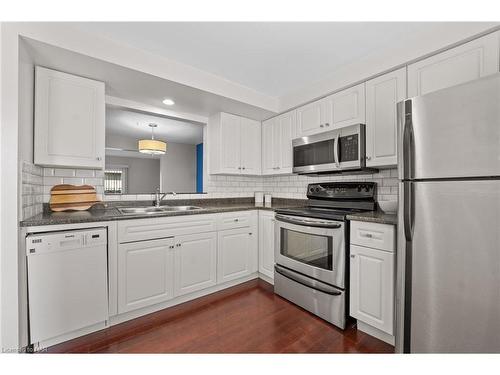 35-242 Lakeport Road, St. Catharines, ON - Indoor Photo Showing Kitchen With Double Sink