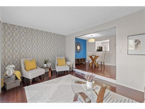 35-242 Lakeport Road, St. Catharines, ON - Indoor Photo Showing Living Room