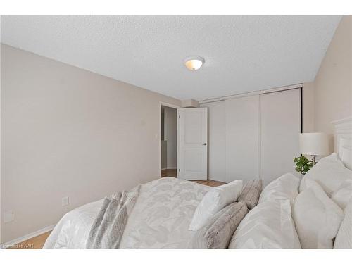 35-242 Lakeport Road, St. Catharines, ON - Indoor Photo Showing Bedroom