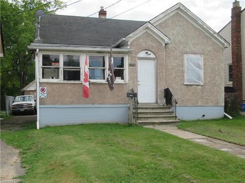 5566 Robinson Street, Niagara Falls, ON - Outdoor With Facade