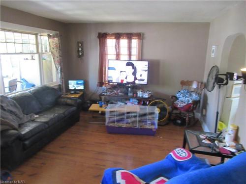 5566 Robinson Street, Niagara Falls, ON - Indoor Photo Showing Living Room