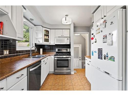 30 Black Knight Road, St. Catharines, ON - Indoor Photo Showing Kitchen With Double Sink