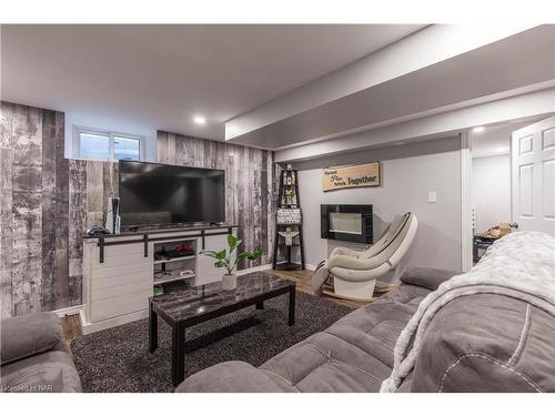 21 Greenwood Avenue, St. Catharines, ON - Indoor Photo Showing Living Room