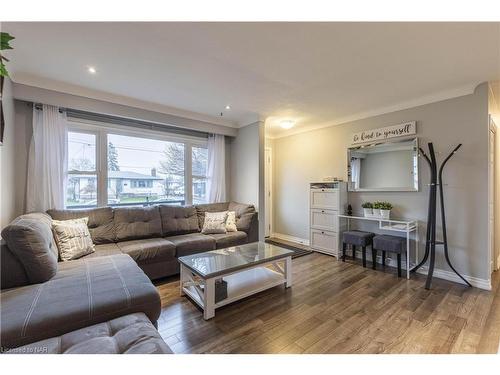 21 Greenwood Avenue, St. Catharines, ON - Indoor Photo Showing Living Room