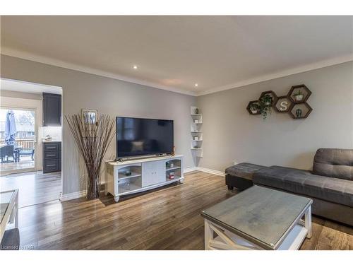 21 Greenwood Avenue, St. Catharines, ON - Indoor Photo Showing Living Room