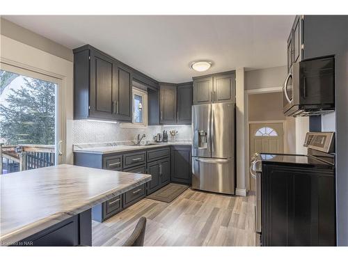 21 Greenwood Avenue, St. Catharines, ON - Indoor Photo Showing Kitchen With Stainless Steel Kitchen