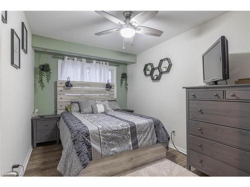 21 Greenwood Avenue, St. Catharines, ON - Indoor Photo Showing Bedroom