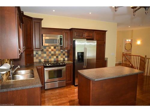 Th 18-575 Simcoe Street, Niagara-On-The-Lake, ON - Indoor Photo Showing Kitchen With Double Sink