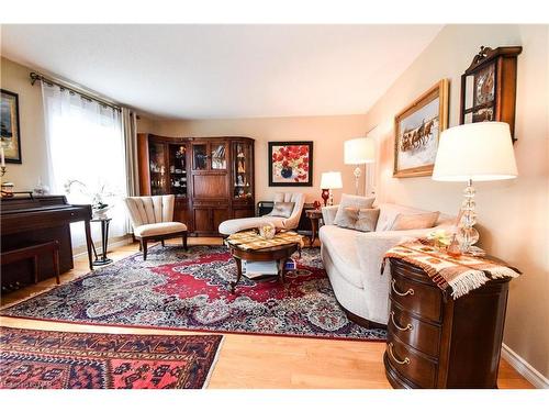 40-122 Bunting Road, St. Catharines, ON - Indoor Photo Showing Living Room