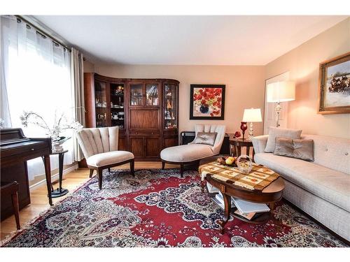 40-122 Bunting Road, St. Catharines, ON - Indoor Photo Showing Living Room