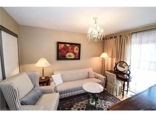 40-122 Bunting Road, St. Catharines, ON - Indoor Photo Showing Living Room