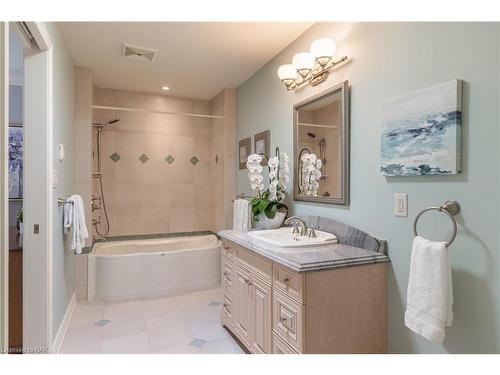 10 1/2 Colton Avenue, St. Catharines, ON - Indoor Photo Showing Bathroom