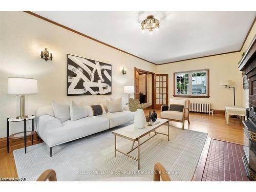 3855 St James Avenue, Niagara Falls, ON - Indoor Photo Showing Living Room