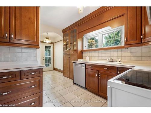 3855 St James Avenue, Niagara Falls, ON - Indoor Photo Showing Kitchen With Double Sink