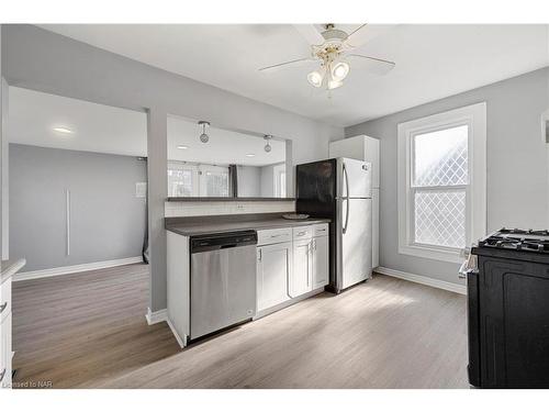 6261 Ker Street, Niagara Falls, ON - Indoor Photo Showing Kitchen