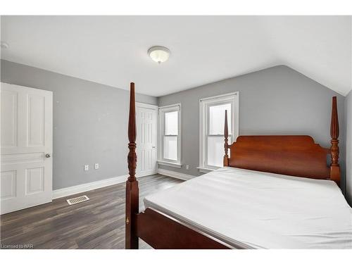 6261 Ker Street, Niagara Falls, ON - Indoor Photo Showing Bedroom