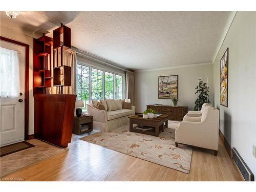 4843 Garner Road, Niagara Falls, ON - Indoor Photo Showing Living Room