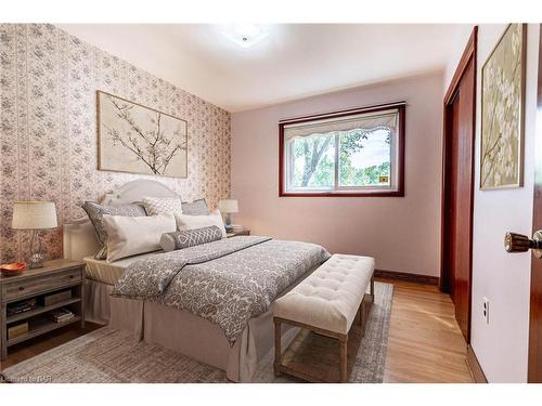 4843 Garner Road, Niagara Falls, ON - Indoor Photo Showing Bedroom