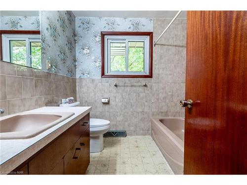 4843 Garner Road, Niagara Falls, ON - Indoor Photo Showing Bathroom