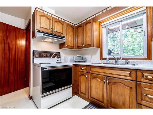 4843 Garner Road, Niagara Falls, ON - Indoor Photo Showing Kitchen With Double Sink