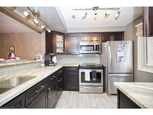 7-50 Lakeshore Road Road, St. Catharines, ON - Indoor Photo Showing Kitchen With Double Sink