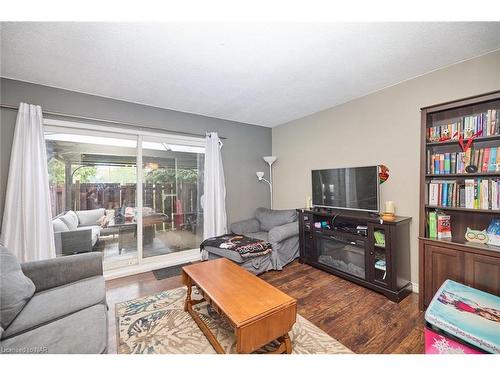 7-50 Lakeshore Road Road, St. Catharines, ON - Indoor Photo Showing Living Room