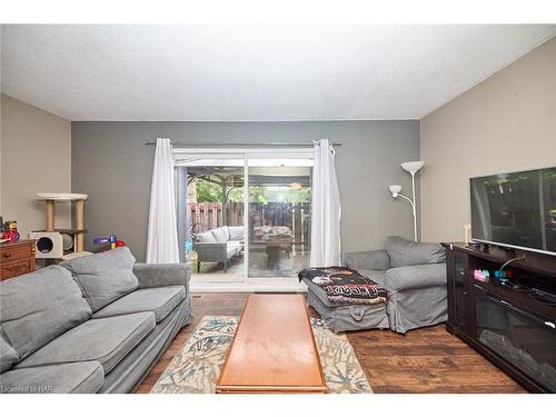 7-50 Lakeshore Road Road, St. Catharines, ON - Indoor Photo Showing Living Room