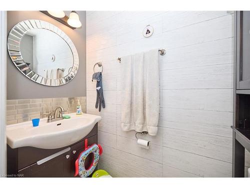 7-50 Lakeshore Road Road, St. Catharines, ON - Indoor Photo Showing Bathroom