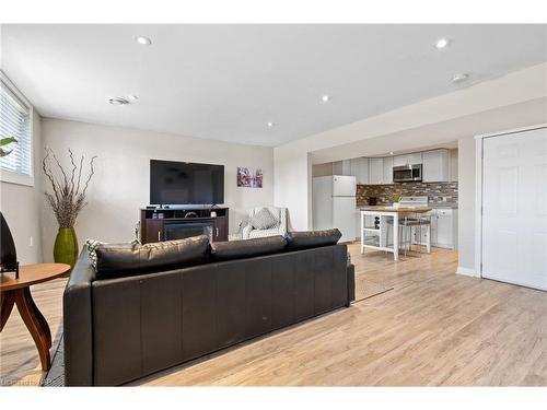 287 Tanbark Road, Niagara-On-The-Lake, ON - Indoor Photo Showing Living Room