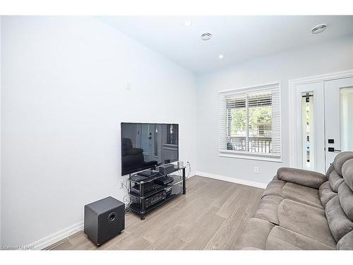 2 Fairburn Avenue, St. Catharines, ON - Indoor Photo Showing Living Room