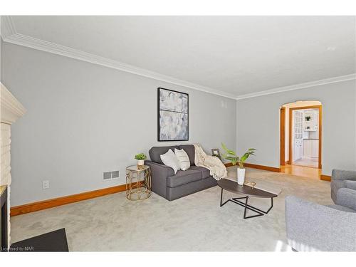 12 Broderick Avenue, Thorold, ON - Indoor Photo Showing Living Room