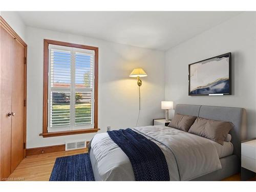 12 Broderick Avenue, Thorold, ON - Indoor Photo Showing Bedroom