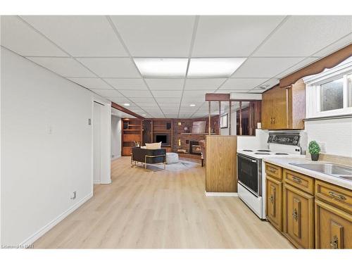 12 Broderick Avenue, Thorold, ON - Indoor Photo Showing Kitchen