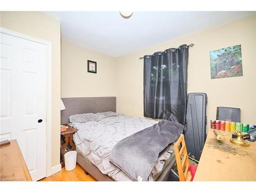 6100 Sidney Street, Niagara Falls, ON - Indoor Photo Showing Bedroom