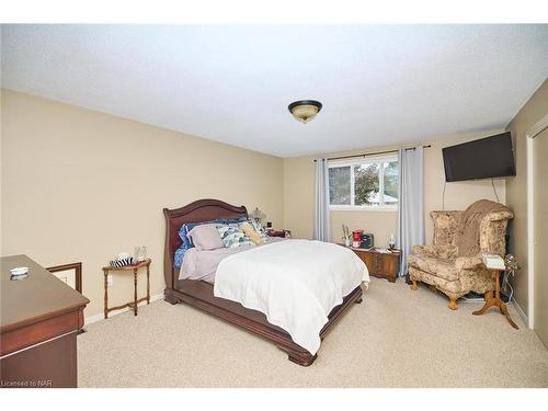 6100 Sidney Street, Niagara Falls, ON - Indoor Photo Showing Bedroom