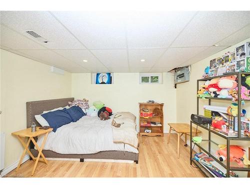 6100 Sidney Street, Niagara Falls, ON - Indoor Photo Showing Bedroom