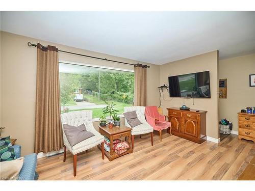 6100 Sidney Street, Niagara Falls, ON - Indoor Photo Showing Living Room