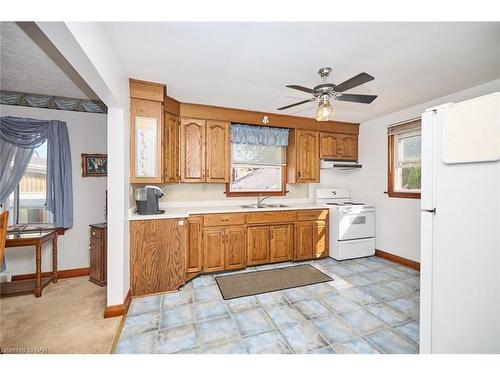 6041 Coholan Street, Niagara Falls, ON - Indoor Photo Showing Kitchen